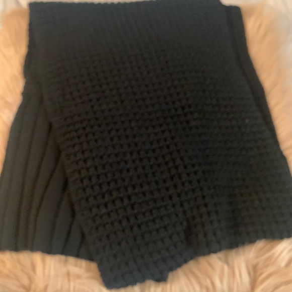 UGG LADIES BLACK WOOL SCARF. - Picture 3 of 4